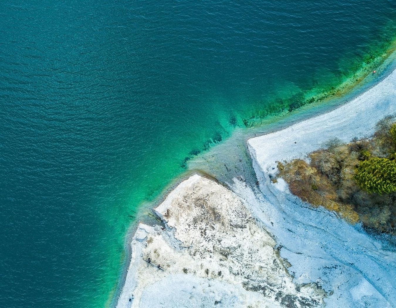 Vue aérienne du lac de montagne aux eaux turquoise près de Bagnères-de-Luchon dans les Pyrénées
