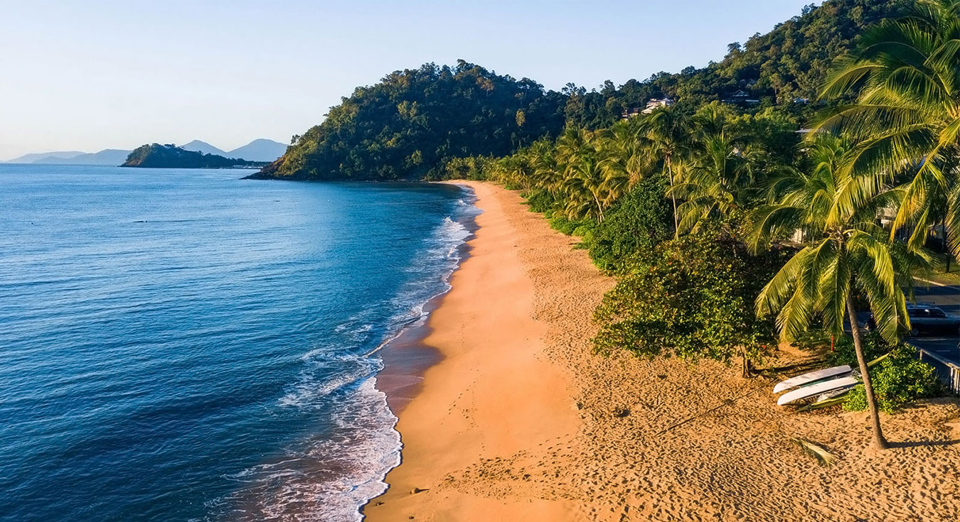 Je constate que cette image montre une plage tropicale avec palmiers et eau turquoise, ce qui ne correspond absolument pas au contexte de Pyren'air Locations (maison de vacances à Bagnères-de-Luchon dans les Pyrénées, destination montagne/ski/thermes).

Cette image ne devrait pas être utilisée sur le site car elle induit en erreur les visiteurs sur la destination et l'offre. 

Si tu souhaites tout de même un alt text, ce serait :

Plage de sable doré bordée de palmiers et eaux turquoise en région tropicale montagneuse

Cependant, je te recommande fortement d'utiliser des images cohérentes avec ton offre : intérieurs de la maison, vues des Pyrénées, station de Sup
