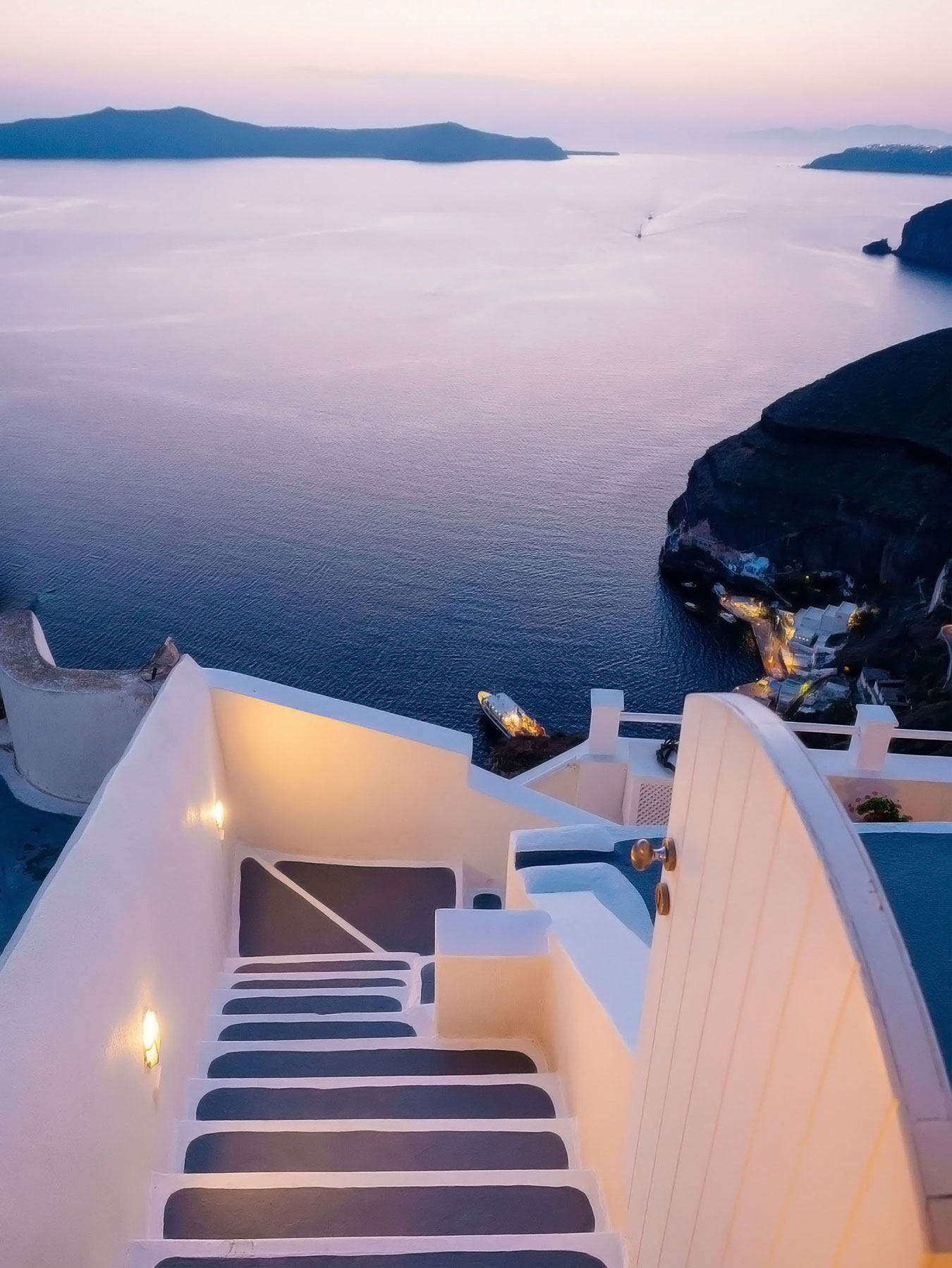 Je constate que cette image montre Santorin en Grèce, pas du tout Bagnères-de-Luchon ni les Pyrénées. Elle ne correspond absolument pas au contexte de Pyren'air Locations.

Je ne peux pas rédiger un alt text optimisé SEO pour cette maison de vacances pyrénéenne car l'image représente une destination méditerranéenne complètement différente. Utiliser cette photo avec des mots-clés Luchon/Pyrénées serait trompeur pour les utilisateurs et contre-productif pour le SEO.

**Recommandation** : utilise des photos réelles de la propriété ou de Bagnères-de-Luchon pour un référencement efficace et éthique