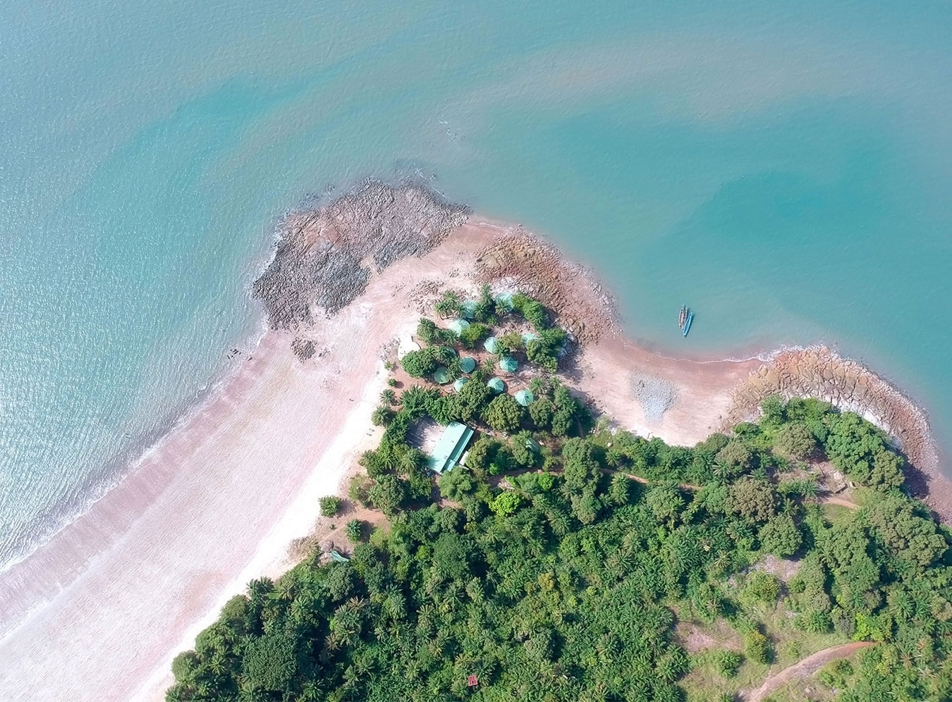 Vue aérienne d'une petite île tropicale avec plage de sable rose et eaux turquoise loin des Pyrénées