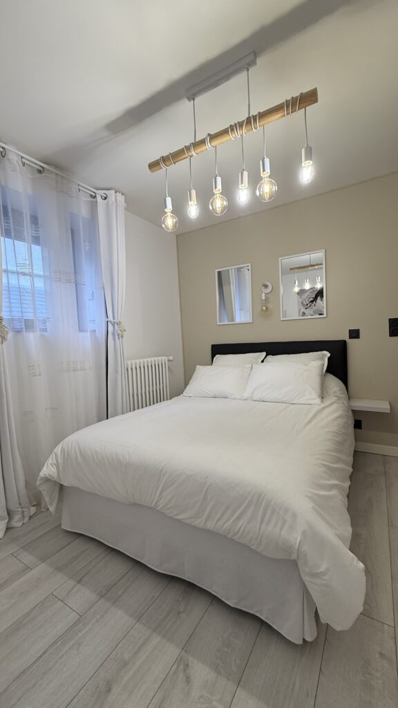 Chambre moderne avec lit double et lustre design dans la maison de vacances 4 étoiles à Luchon
