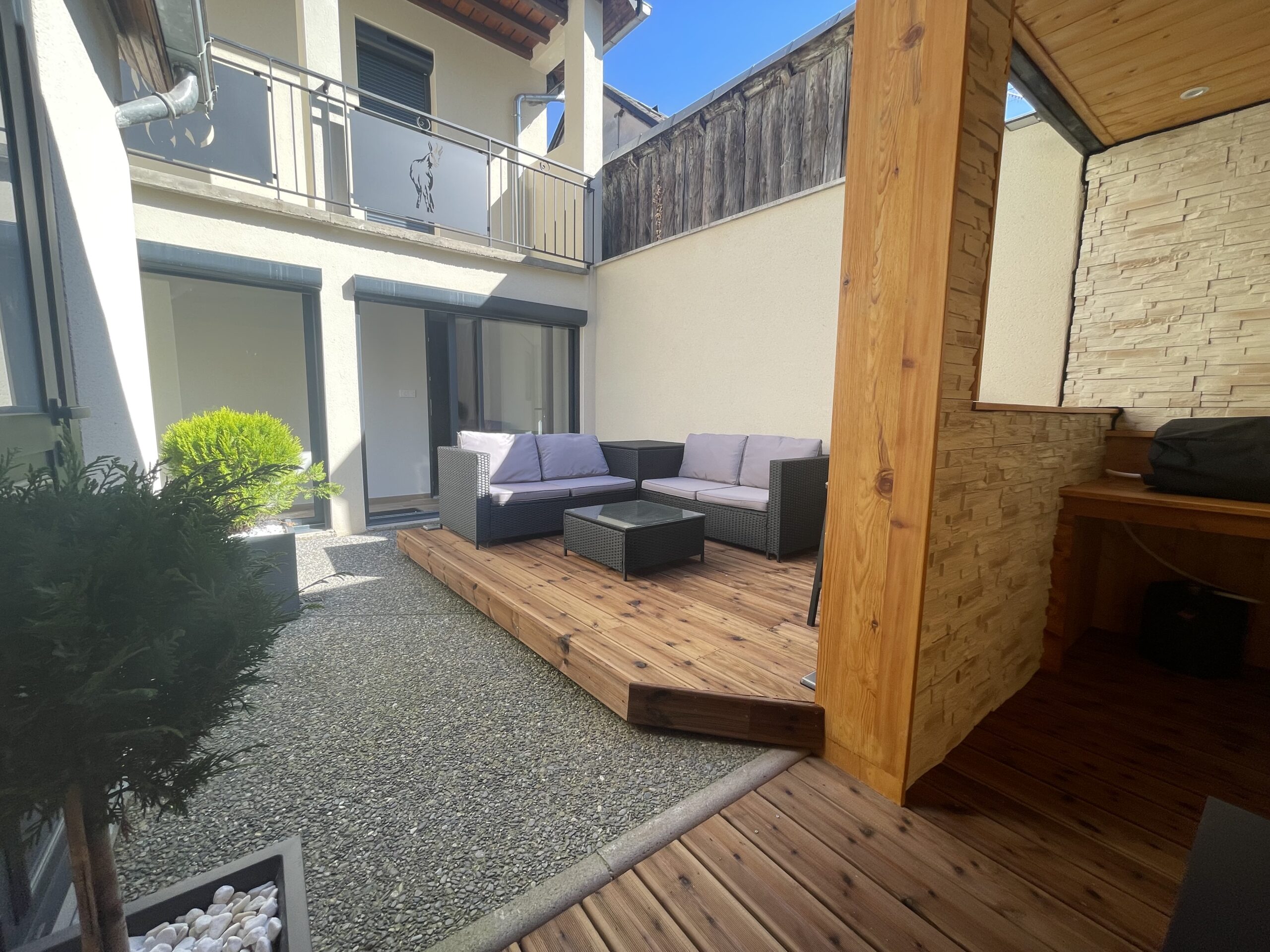 Terrasse privative en bois avec salon de jardin de la maison 4 étoiles Pyren'air Locations à Bagnères-de-Luchon