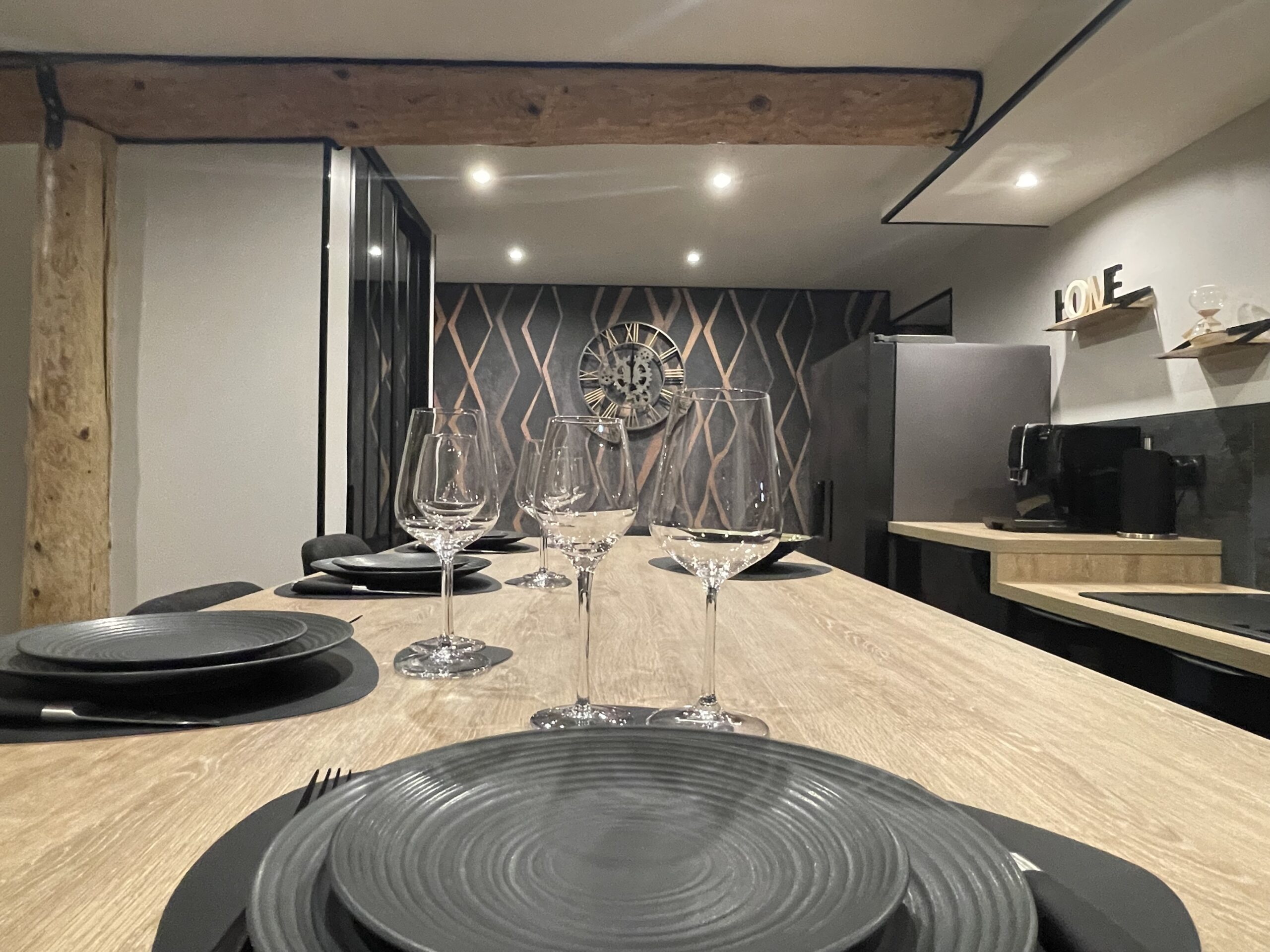 Cuisine élégante avec table dressée de la maison 4 étoiles Pyren'air Locations à Luchon