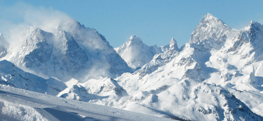 Sommets enneigés des Pyrénées près de Bagnères-de-Luchon, station de ski idéale pour location vacances