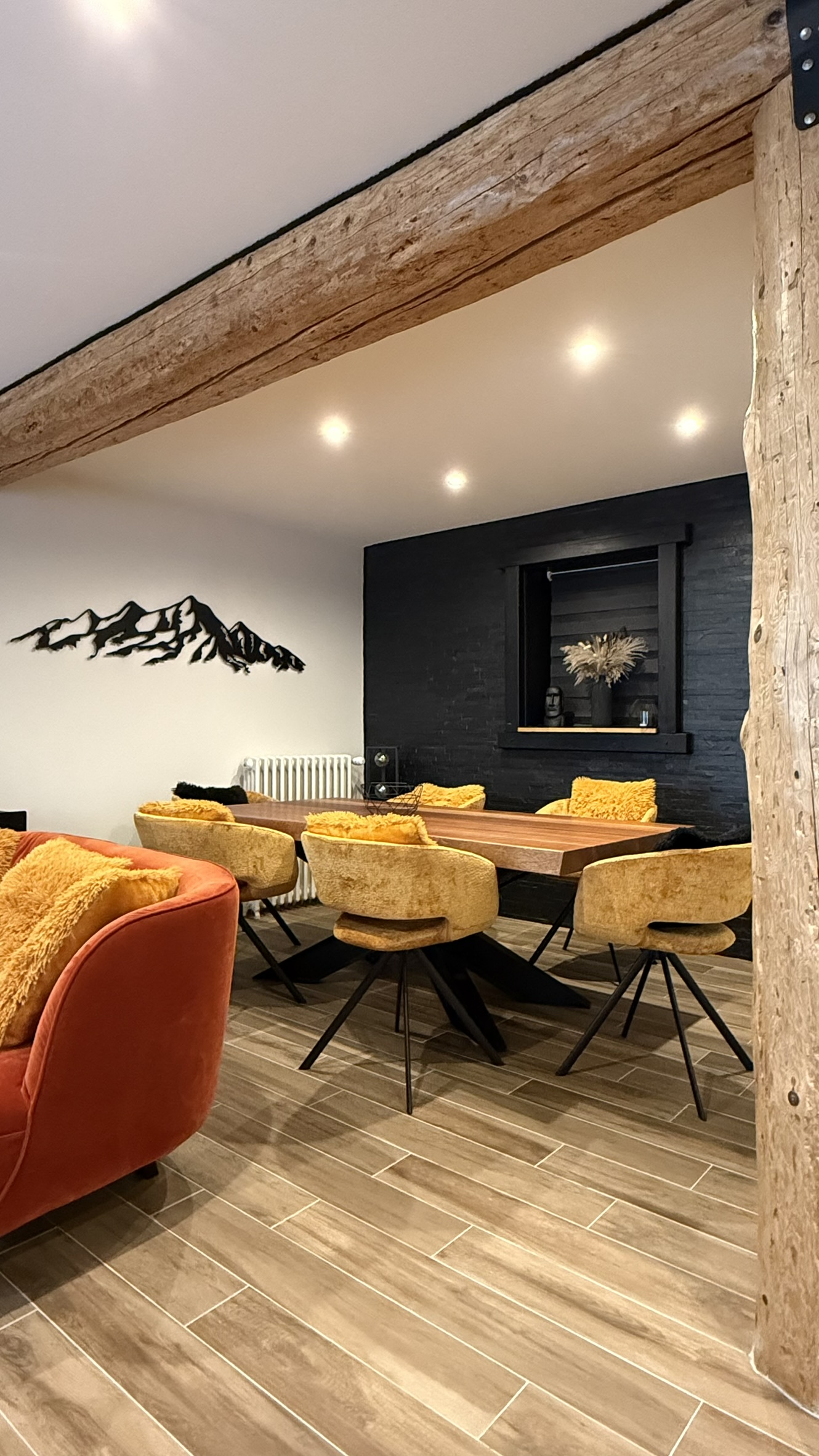 Salle à manger avec poutres apparentes et décoration montagne de la maison de vacances 4 étoiles à Luchon- Pyren'air Locations Luchon