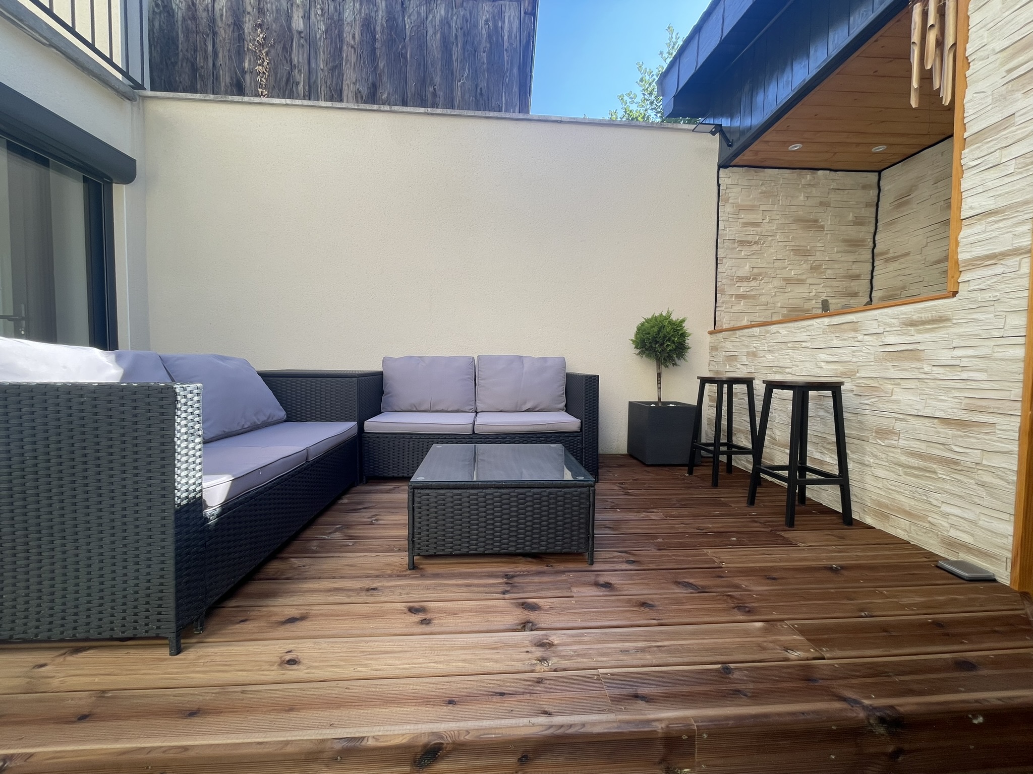 Terrasse privative en bois avec salon de jardin de la maison 4 étoiles Pyren'air Locations à Bagnères-de-Luchon