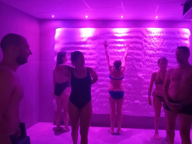 Douches sensorielles, jacuzzi et tepidarium — Thermes de Luchon